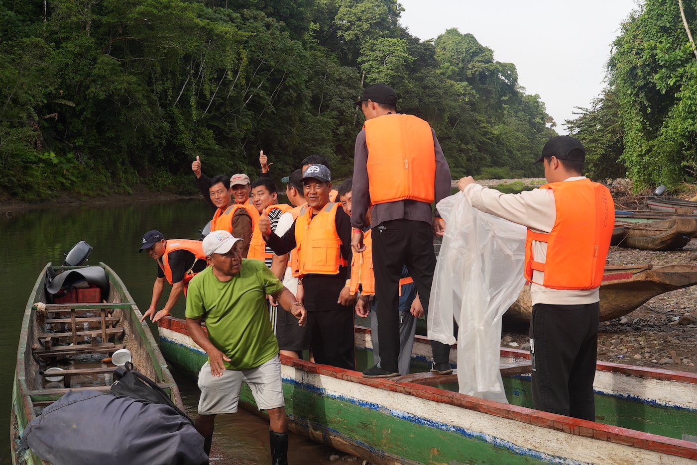 Chinese men in the Darién Gap boarding a piragua boat