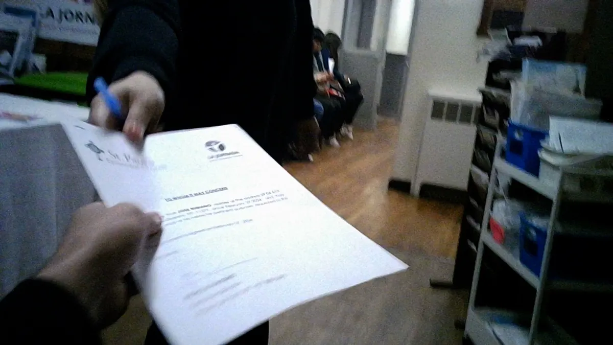 Woman hands over fraudulent papers at La Jornada